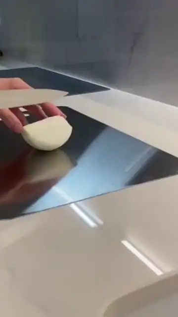 Cortando cebolla sobre la tabla de titanio sin rayarla